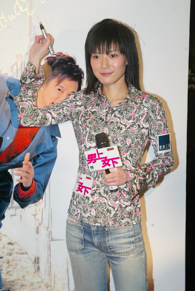 2004年2月23日,电影《男上女下》进行首映.陈小春和candy出席.+++_+++