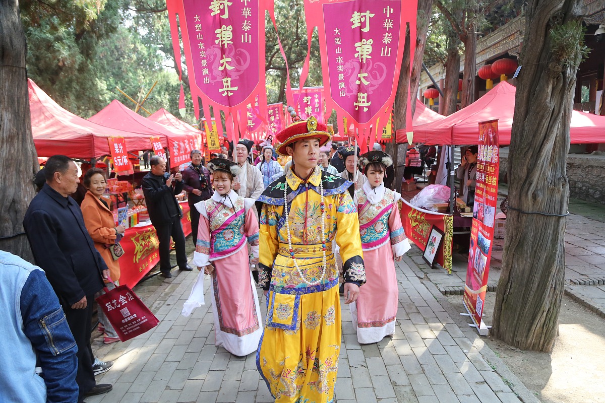 秦始皇为何被称为'万世帝王'？历史地位与影响