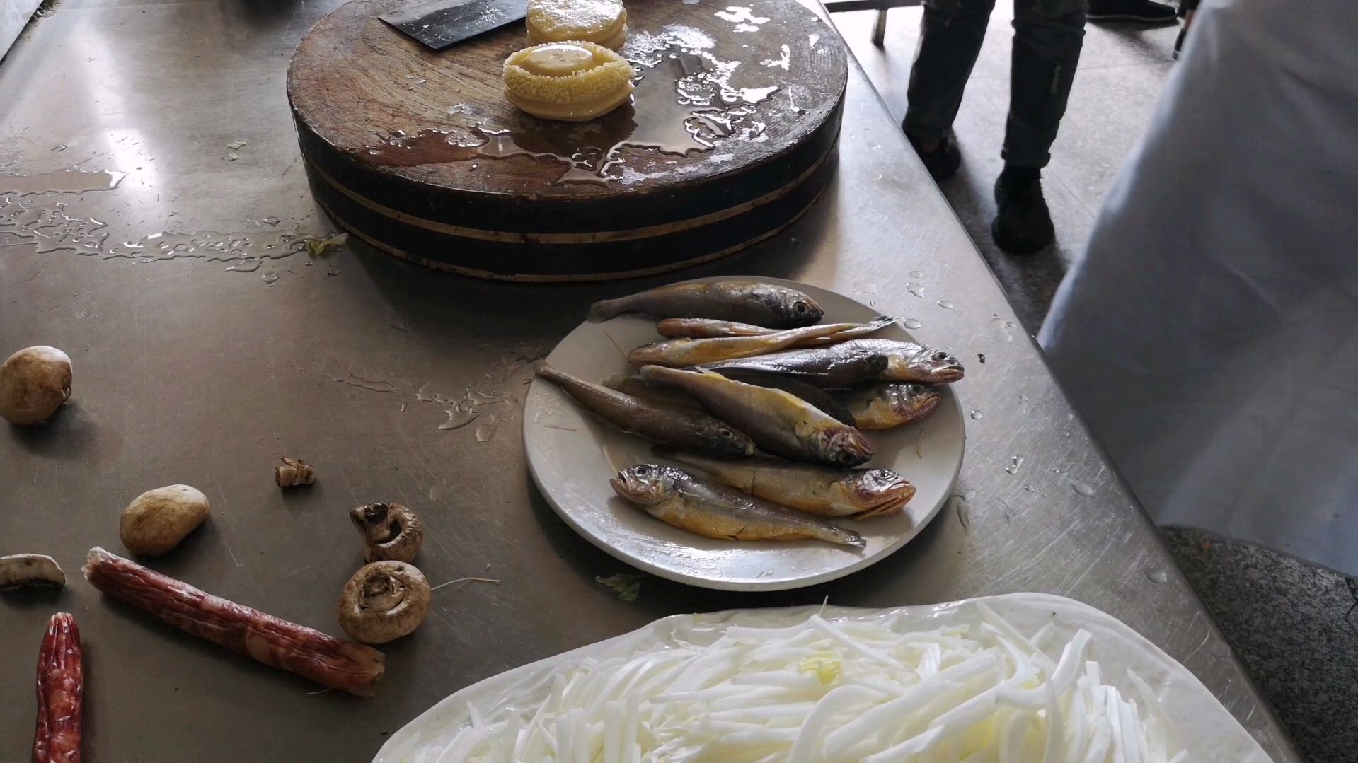 厨师教你大小黄花鱼最完美的去内脏方法,相当漂亮!