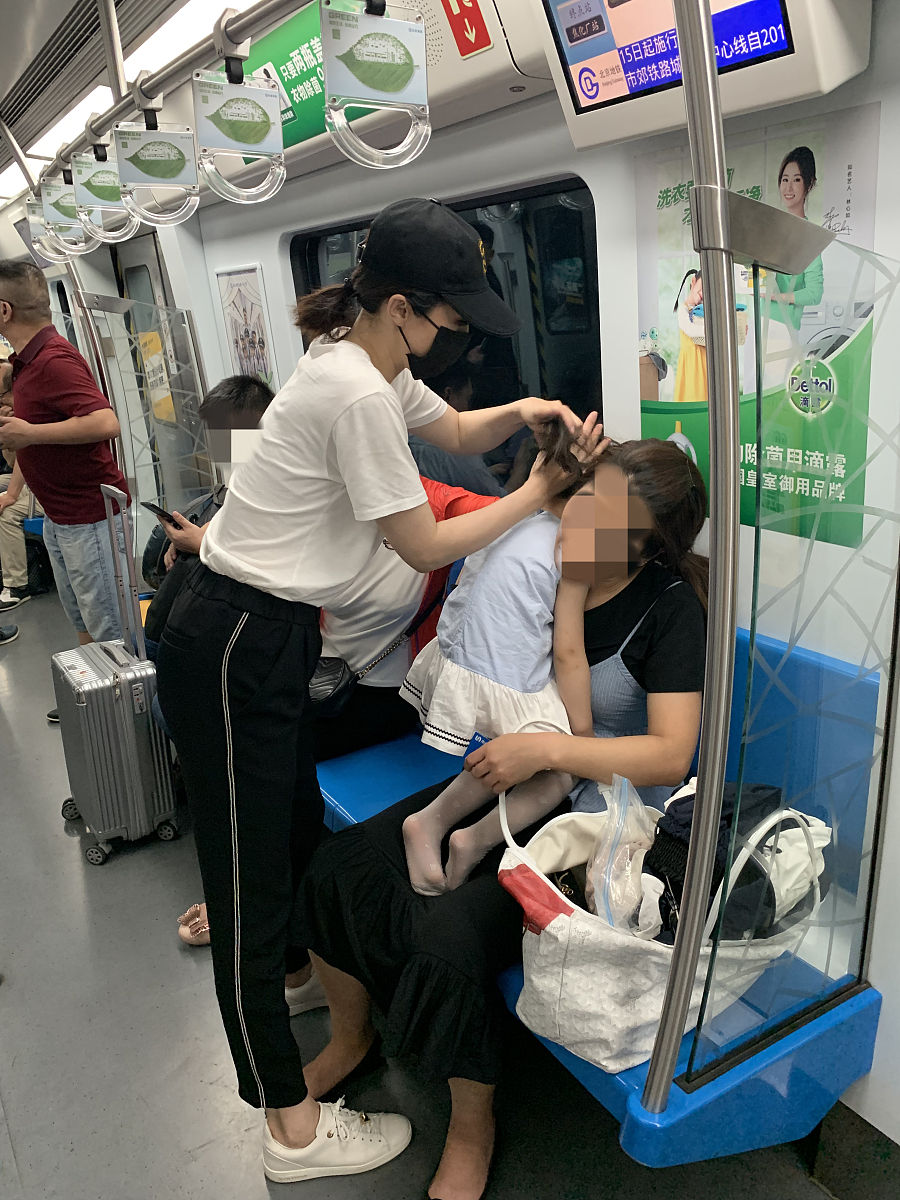 地铁上我觉得无聊。我看前面女的在背单词就在后面摸她屁股。这情景让我觉得好笑她竟然也笑了她在笑什么？我知道这是可能不道德你只需要告诉我她在笑什么？