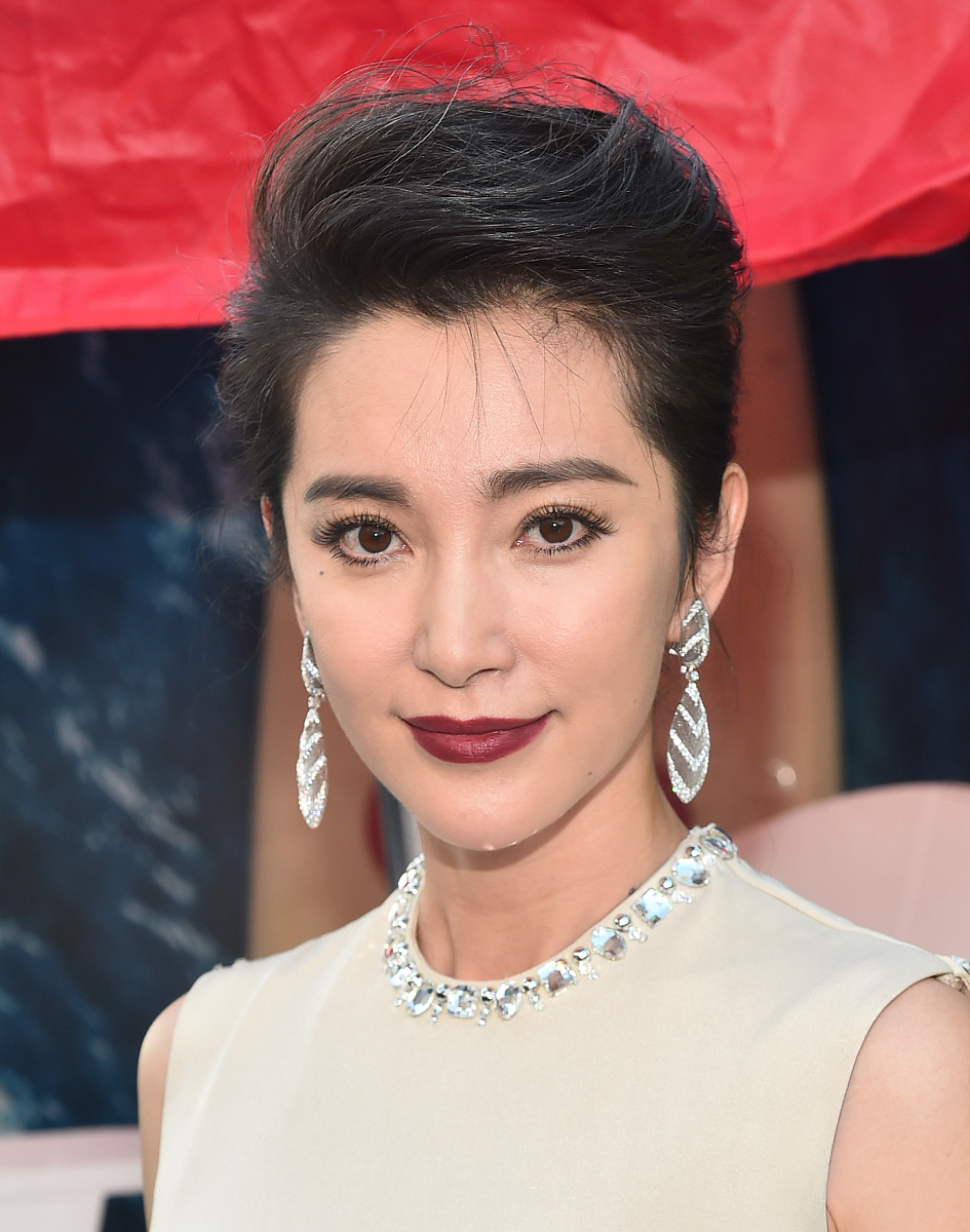 李冰冰镂空礼服亮相《巨齿鲨》好莱坞首映 斯坦森搂女友秀恩爱