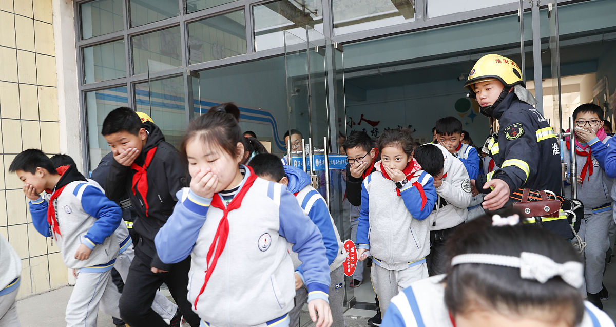 2019年3月25日,江苏淮安,天津路小学生在安全逃生演练.