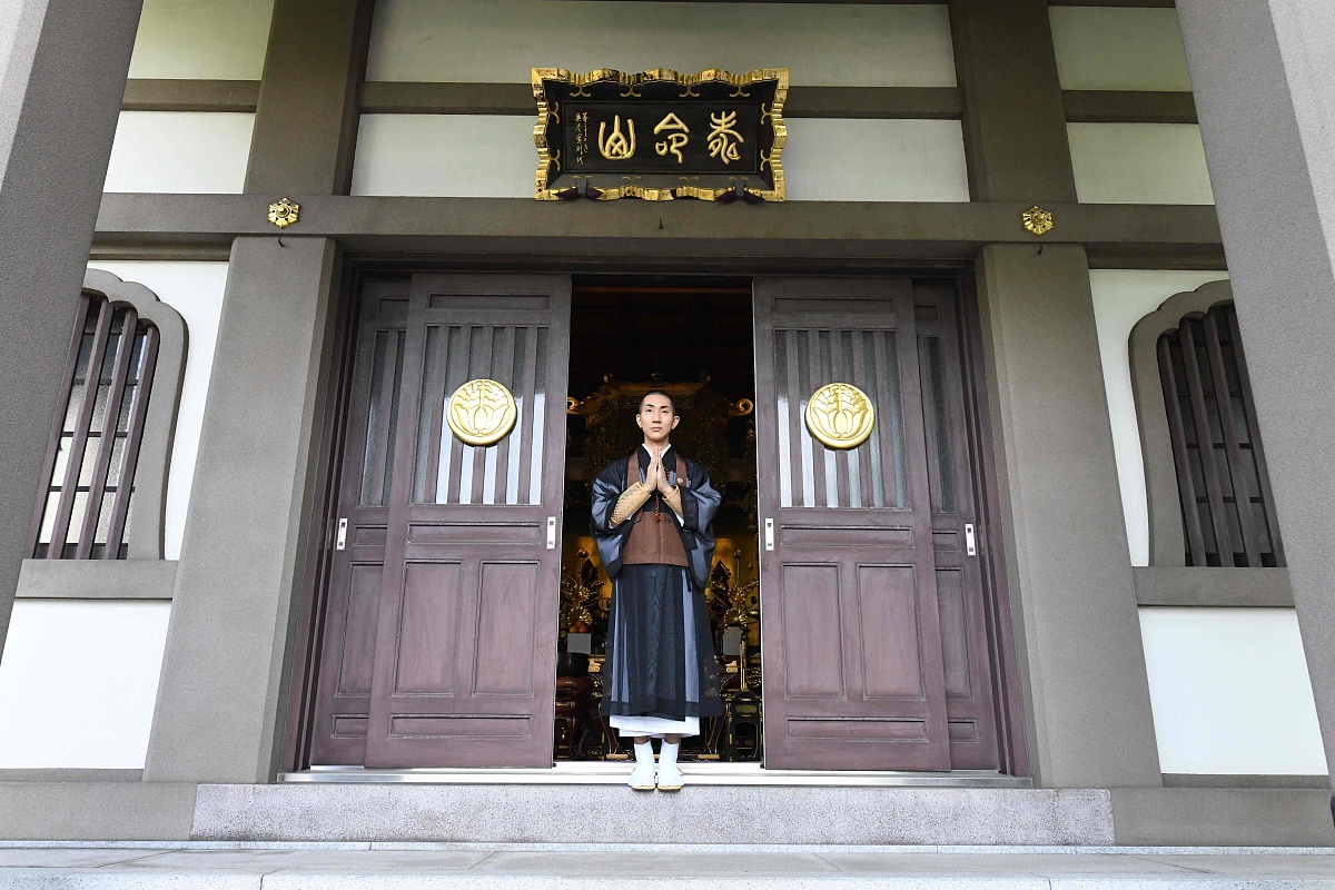 当地时间2018年7月19日,日本化妆师兼僧侣西村宏堂在东京的一座寺庙里