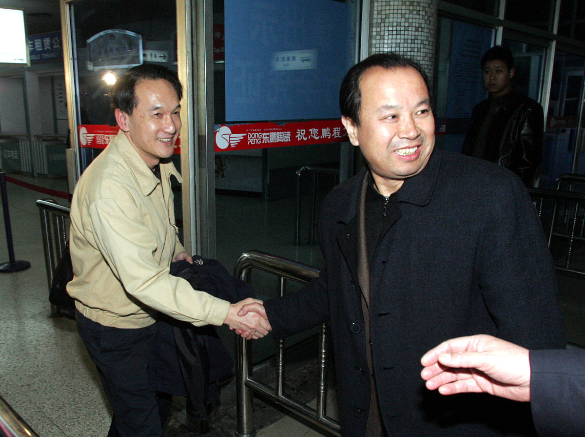 2005年3月16日晚,新任足球管理中心主任谢亚龙抵达济南遥墙国际机场.+
