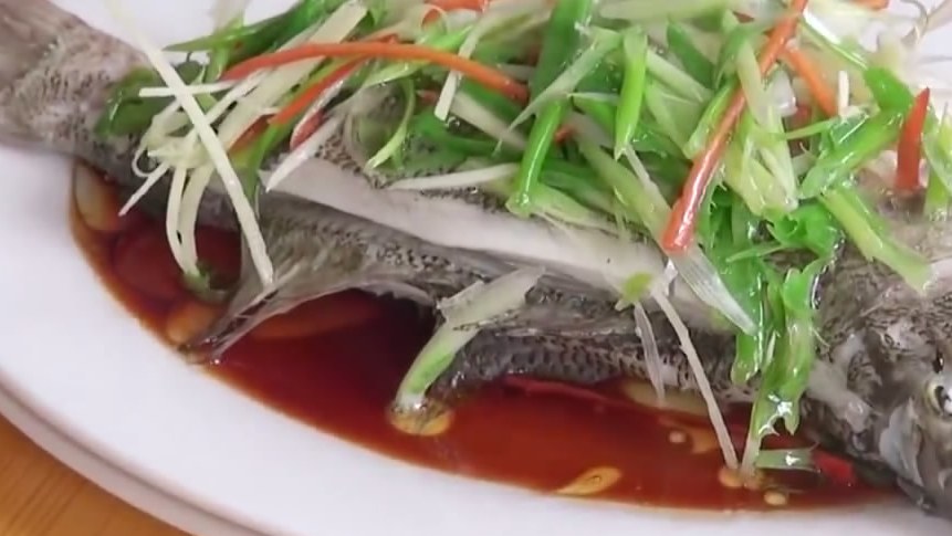 老广东最不能丢掉的清蒸鲈鱼!清蒸鲈鱼是广东省汉族传统名菜之一。属于粤菜系,海鲜菜谱之一,以