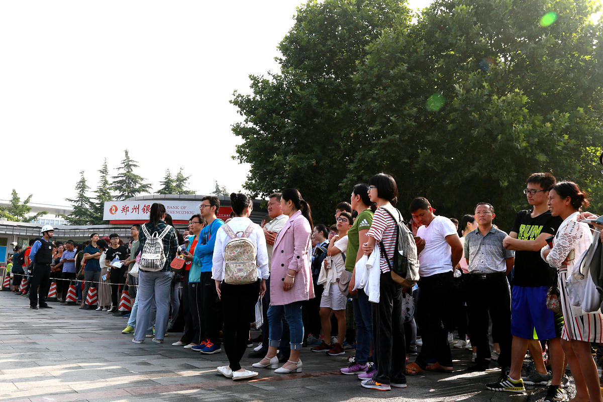 请以大学生的五一假期为话题采访你身边同学五一假期的独特经历、见闻等完成一则有新闻价值的短消息结构完整标题、导语、主体新闻要素完整时间、地点、事件、人物、起因、怎么样可采用视频、音频、文字、图文等形式字数在500-800字之间