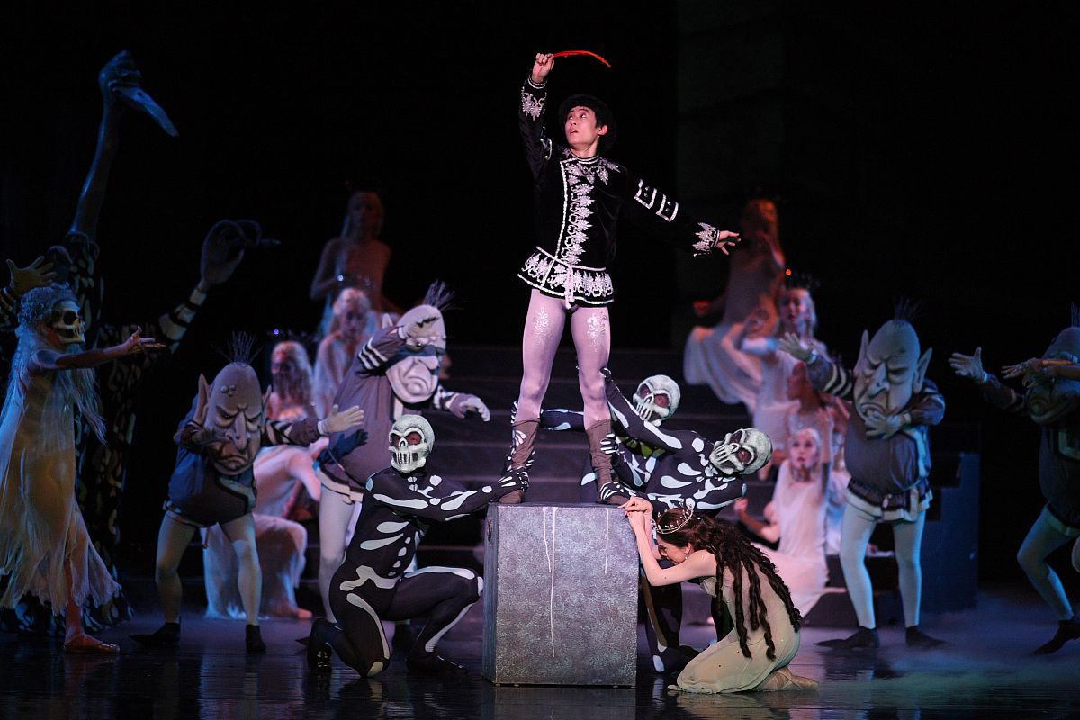 疯马秀电影 - 法国音乐剧，讲述马戏团与爱情故事