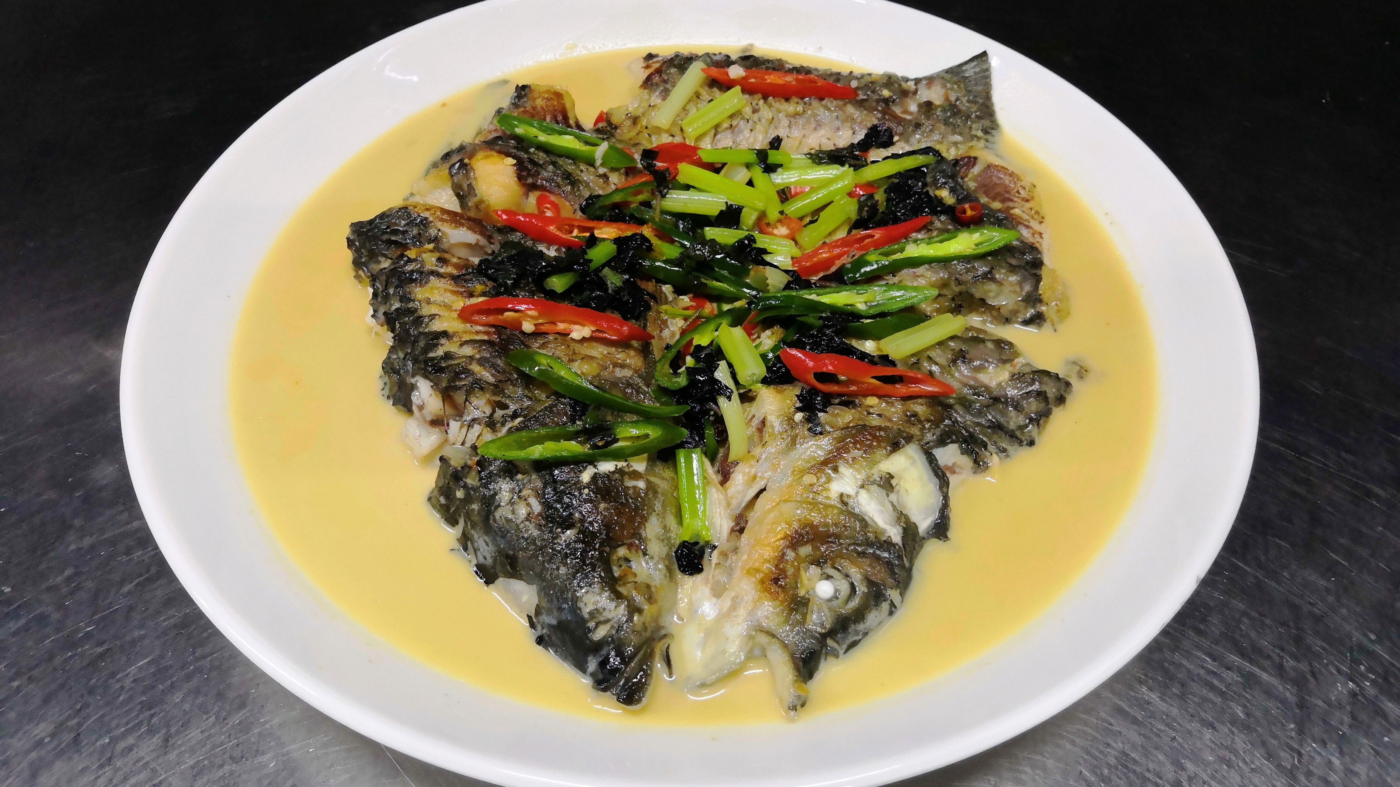 酒店大厨煮鱼就是不一样,煎鱼不烂有一套,鱼嫩汤浓更有一套