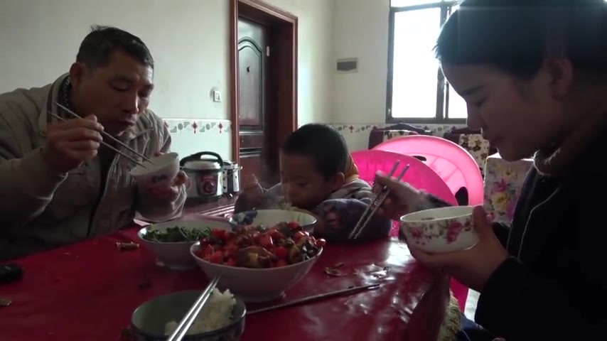 好好的鸭肉轮落成配菜,农村小哥做菜辣椒是主菜,一家五口辣爽了