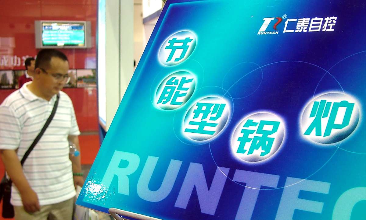 对论文《基于大数据的西安邮储银行银保业务营销策略优化研究》的客户样本基本信息进行概述和分析和原因说明：性别女性占552男性占448年龄：41-60周岁占58161岁以上15340周岁以下266客户主要来自于网点；学历：高中、中专学历 491大专学历 202初中以下 152本科及以上155。职业：私营企业员工 263国企员工223退休人员 198公务员 121、个体工商户 119自由职业者76。家