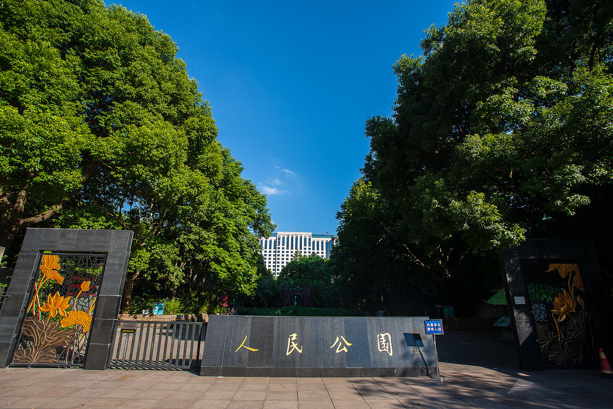2018年7月15日,上海人民公园周边.