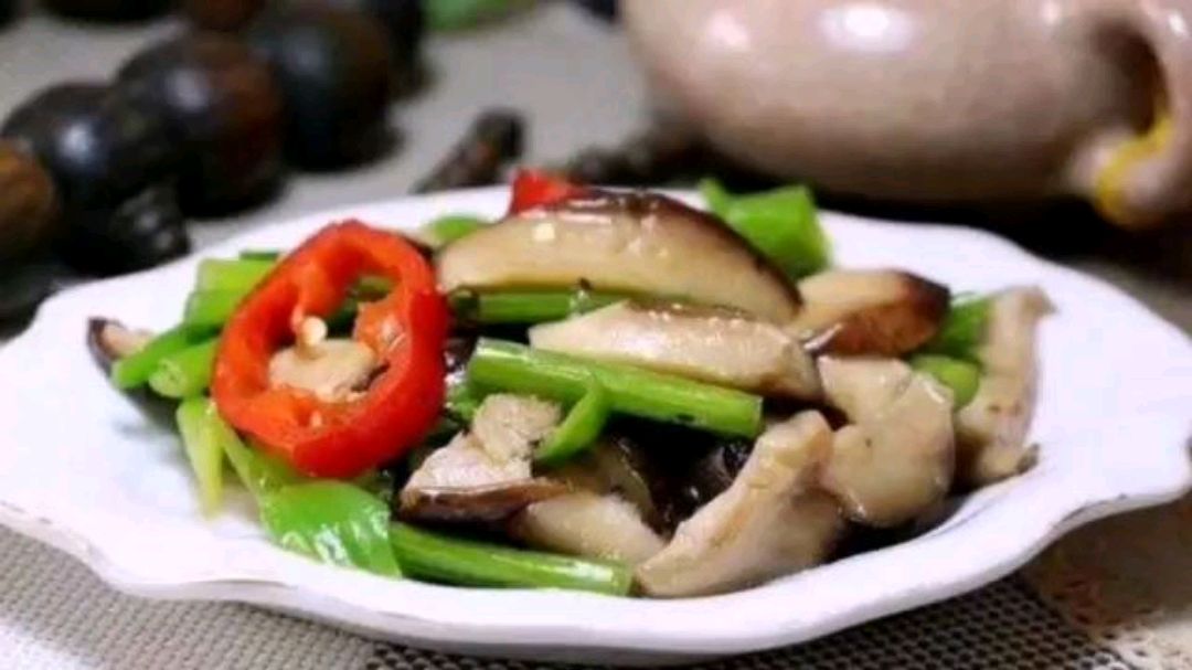 一把芹菜,几个香菇,这样做超级美味,而且下饭,简单又清淡