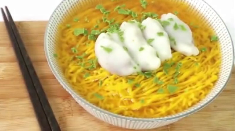 #美食秀场#不能错过的整盅水饺面条蛋糕!在生日的时候买蛋糕庆祝,这是最正常不过了,而且现在