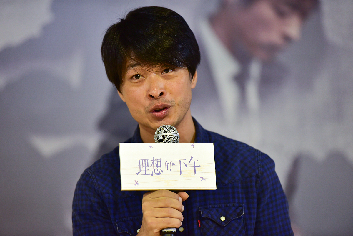 弹钢琴的诗意：现代诗歌描绘指尖与音符的浪漫