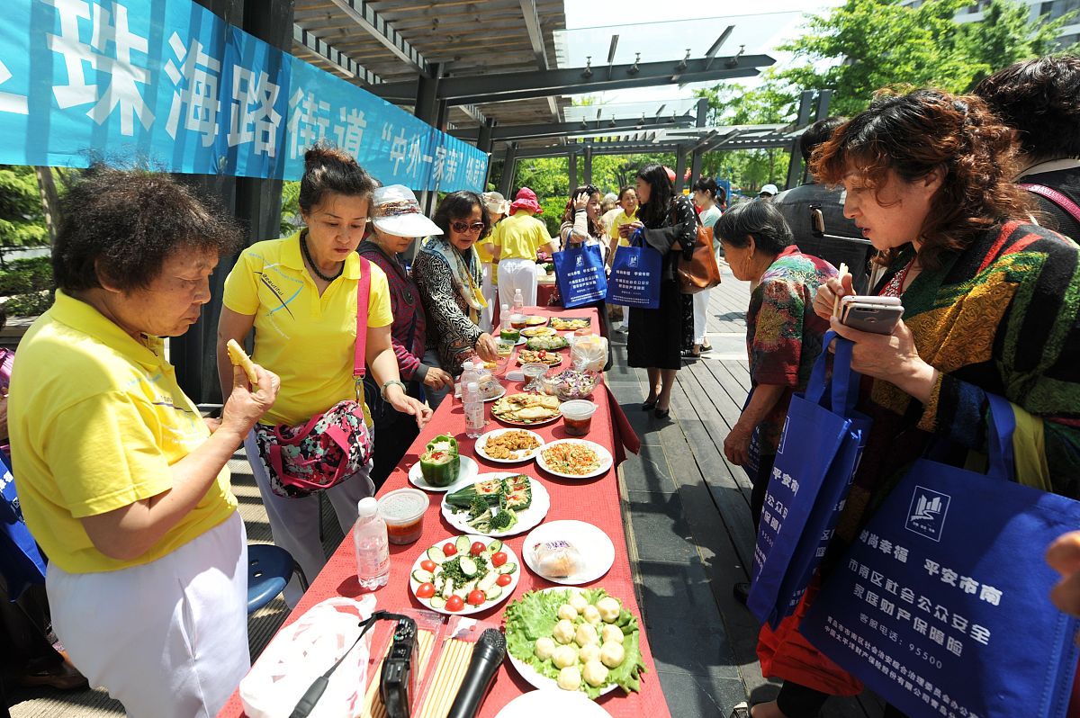 换个说法 旅游在大学生消费娱乐项目占有一定比例但因费用较高平均每人一年一次左右其实如果有充足的时间以及合适的价位同学们还是很愿意去旅游的。同时去快餐店的次数也是平均每人一月1~2次。