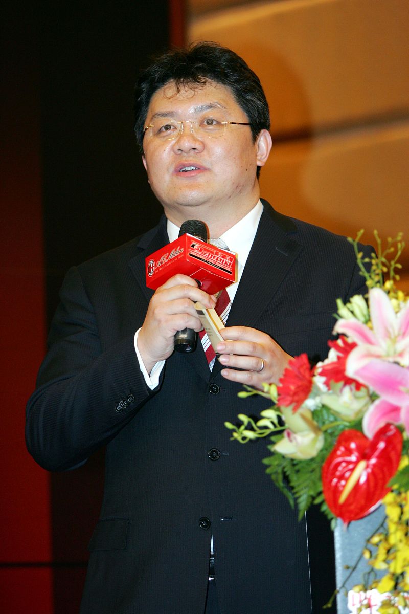 2008年4月10日,中国北京,意甲ac米兰队中文官方网站开通.央视主持人张