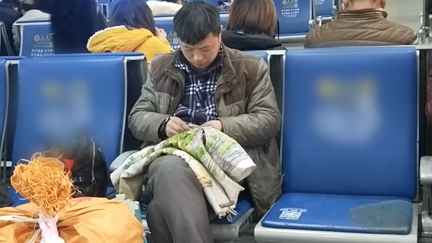 民工大叔候车时绣“迎客松”:绣了一年半,过年回家挂新房里