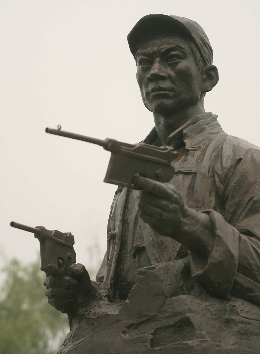 艺术包括美术、音乐、舞蹈、雕塑、戏剧、电影等。作文要以艺术这一题材表现不同的主题思想如爱国、责任、理想等等。体裁：议论文 1000字