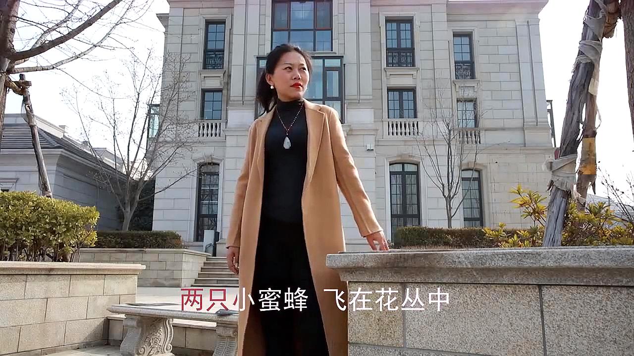 [图]一首醉人歌曲《两只小蜜蜂》,唱的确实非常棒,果断单曲循环