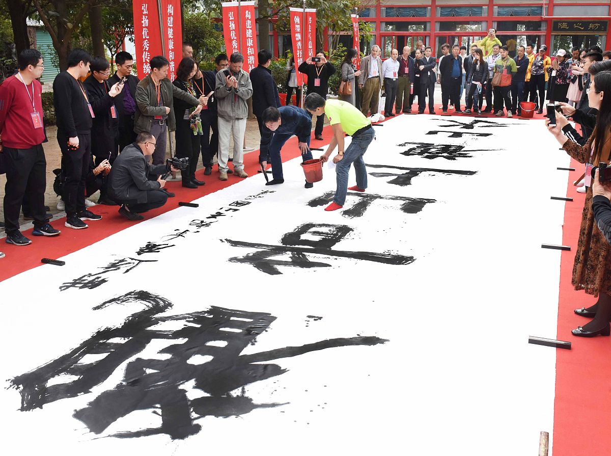 2019年12月14日,广东东莞,14米书法长卷在观音山诞生,来自河南省南阳