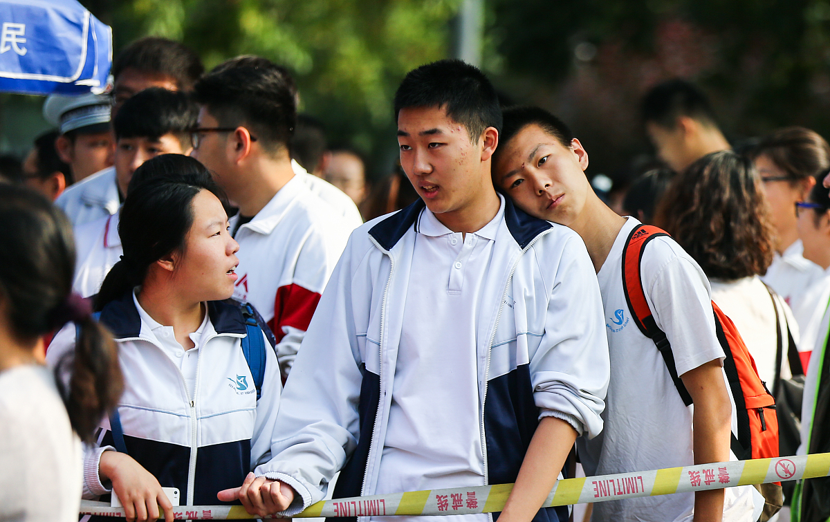 2017年6月7日,北京,高考第一天,北京市十一学校迎来众多考生,同学们在