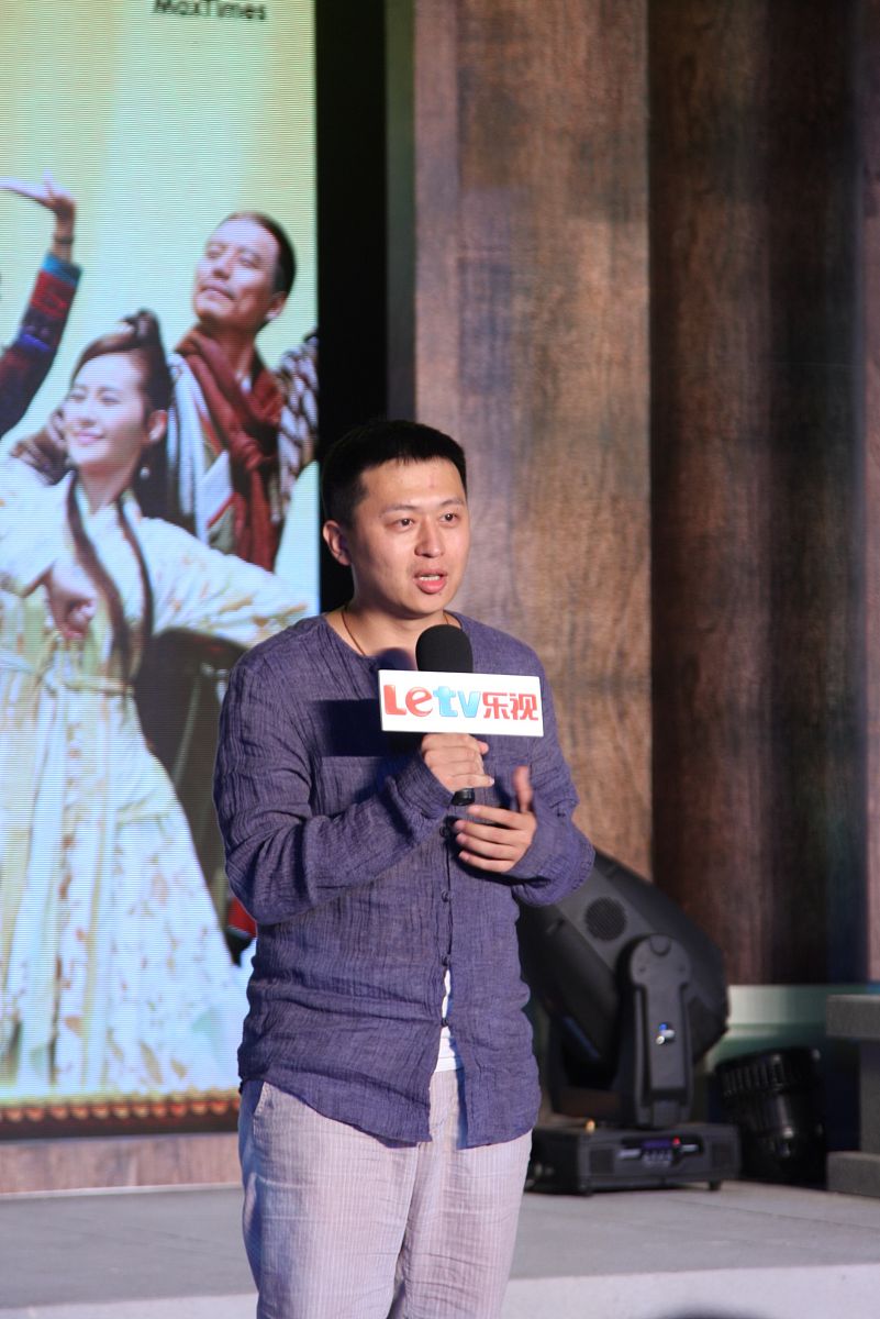 心动的味道：曹磊与李感拥抱时的微妙情感