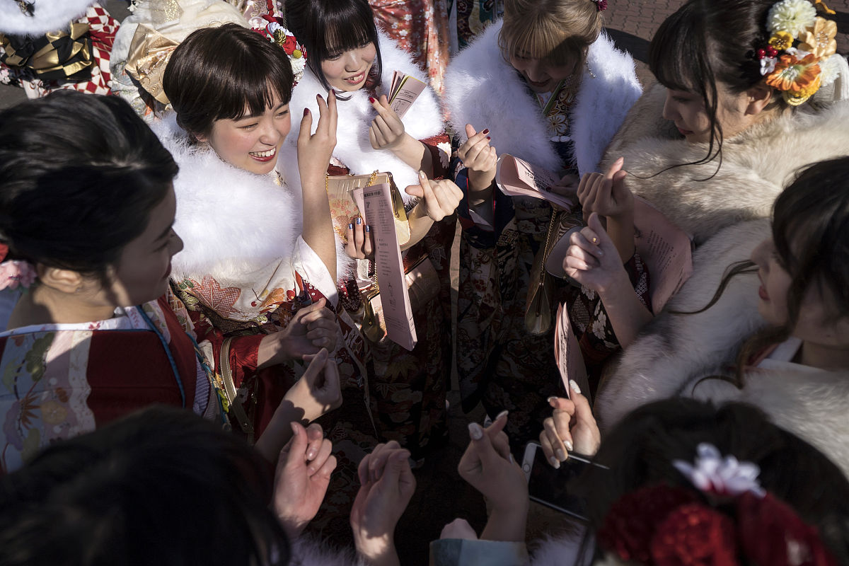 当地时间2020年1月13日,日本东京,大量女孩子穿着传统服饰参加"成人礼