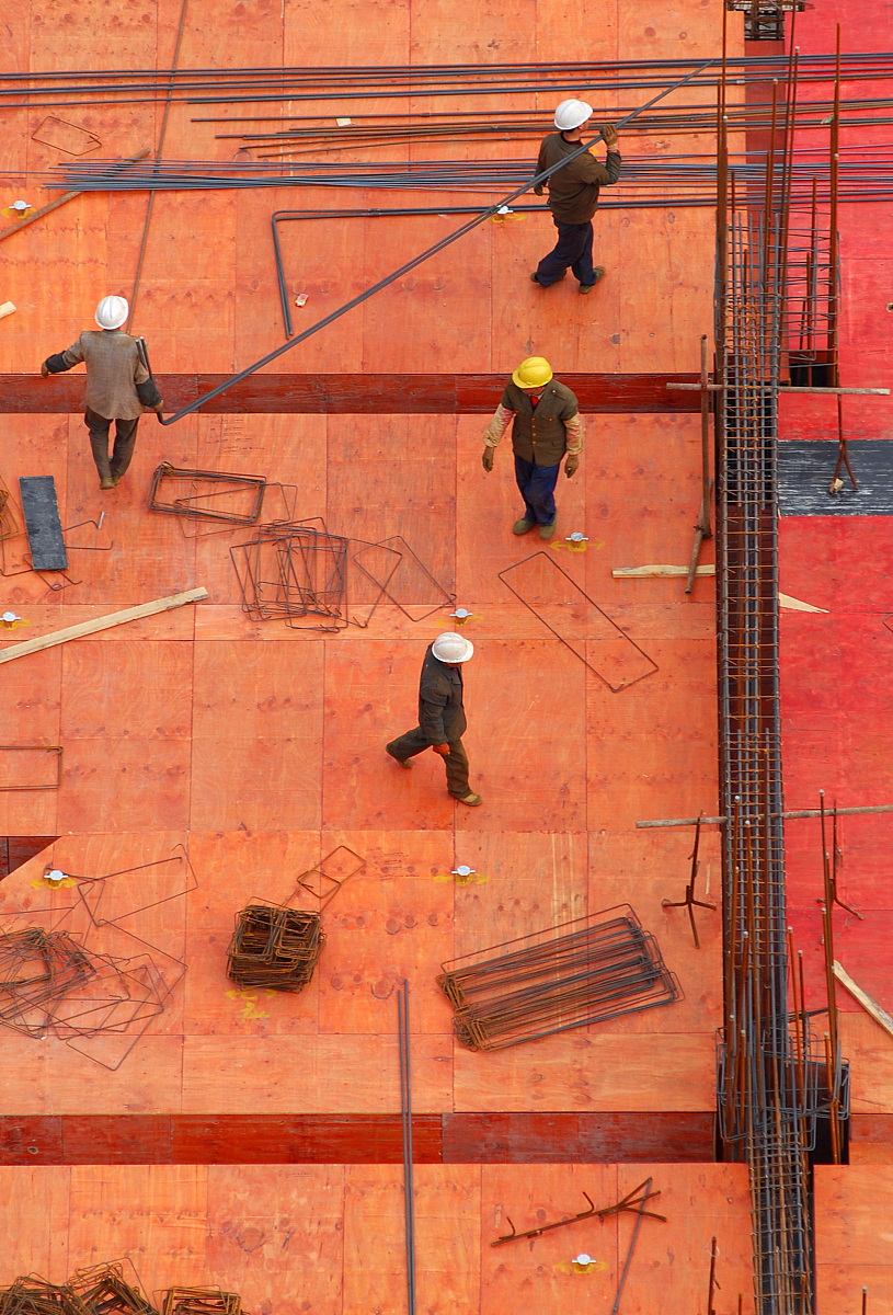 ***_***2010年4月9日,江苏淮安,房地产建筑工地上的建设者和农民工.++