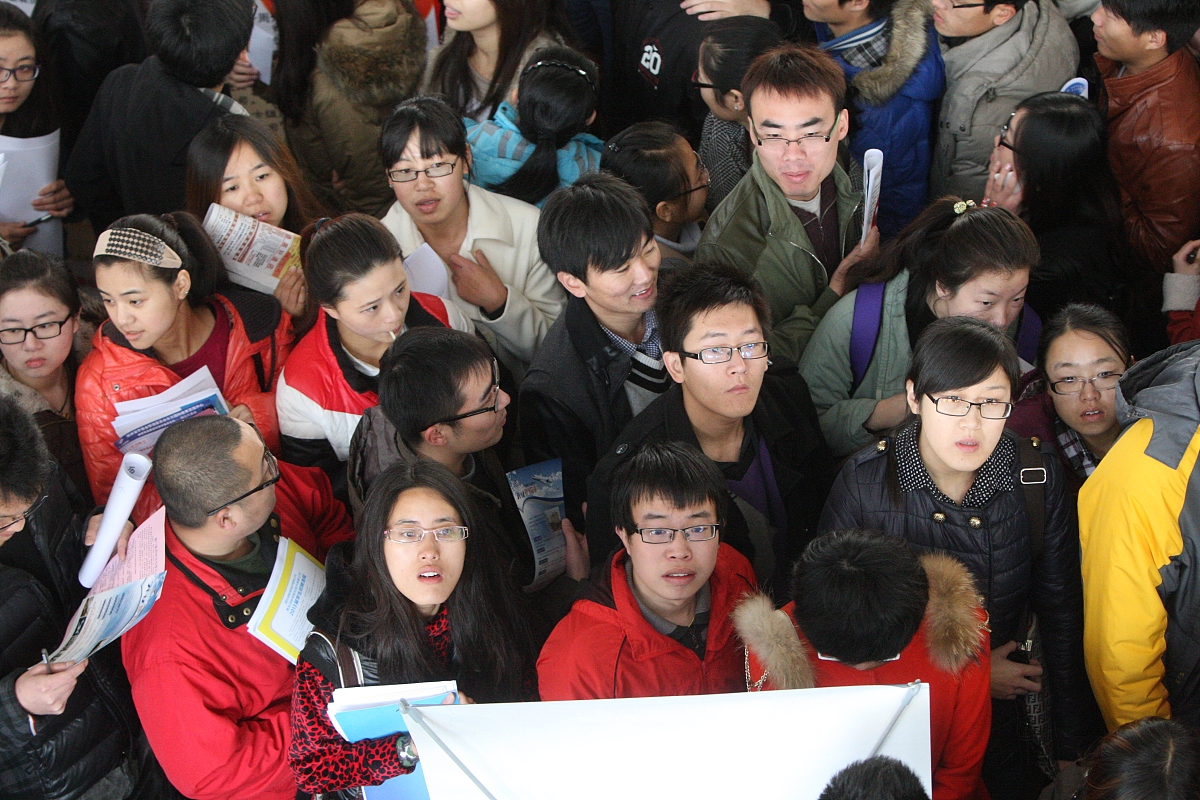 ***_***2012年11月17日,山东烟台,在鲁东大学篮球馆,大学生在2013届毕