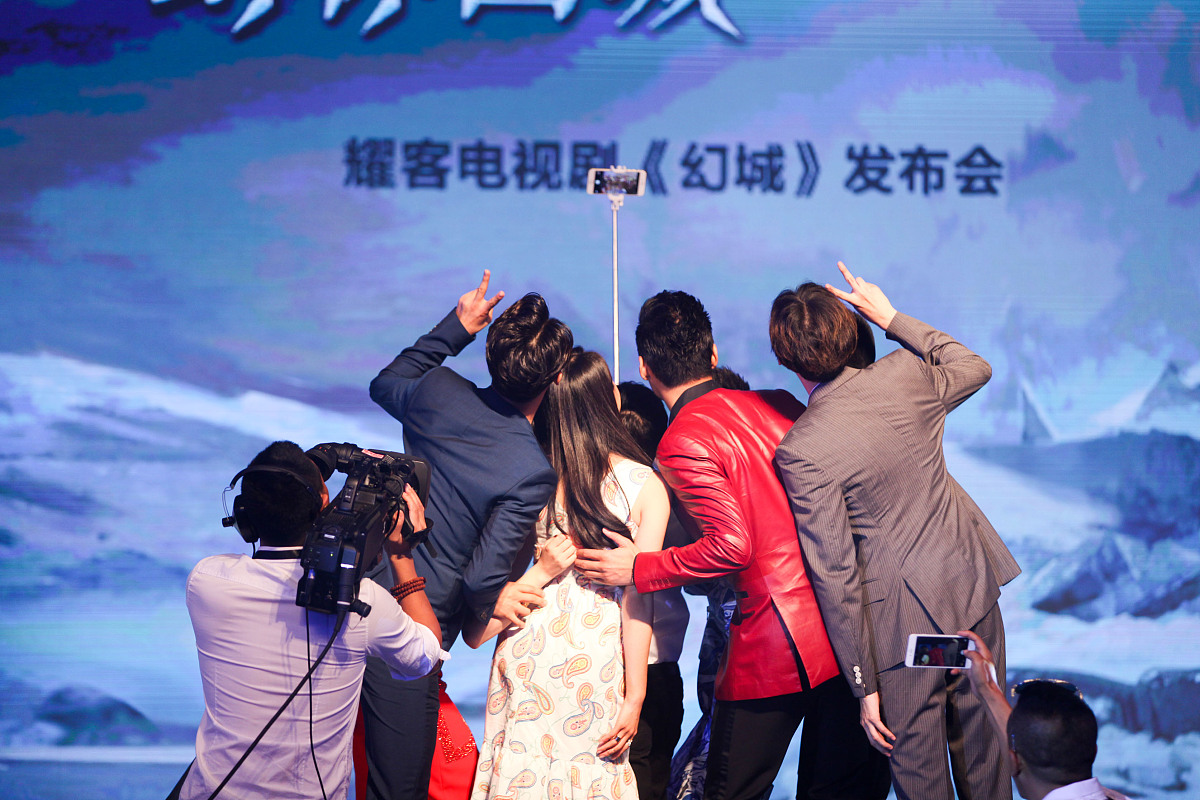 2015年08月12日,北京,改编自同名小说的电视剧《幻城》举办开机发布会