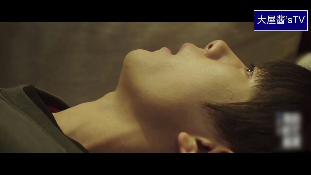 tfboys易烊千玺吃面包好大口,躺在沙发上是怎么了,表情有点难受