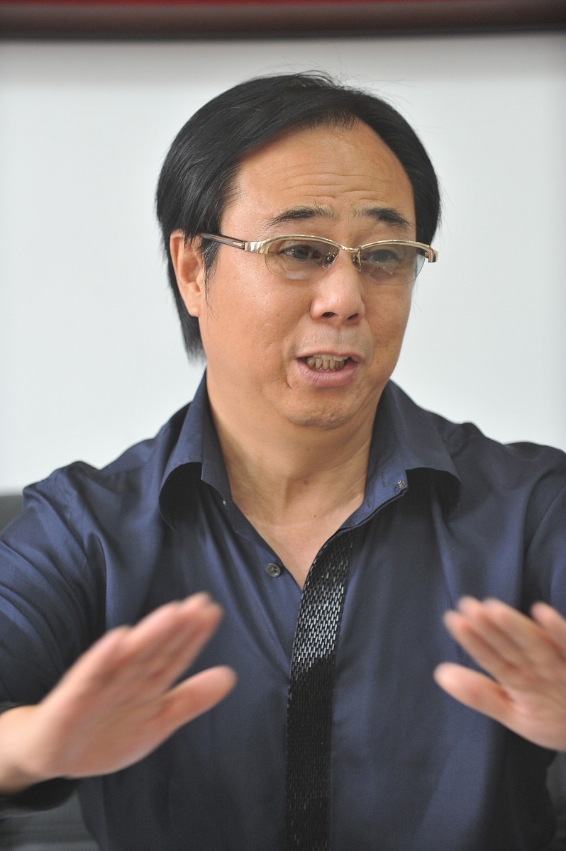 2010年8月27日,沈阳,郎朗的父亲郎国任在沈阳接受媒体采访谈子女教育