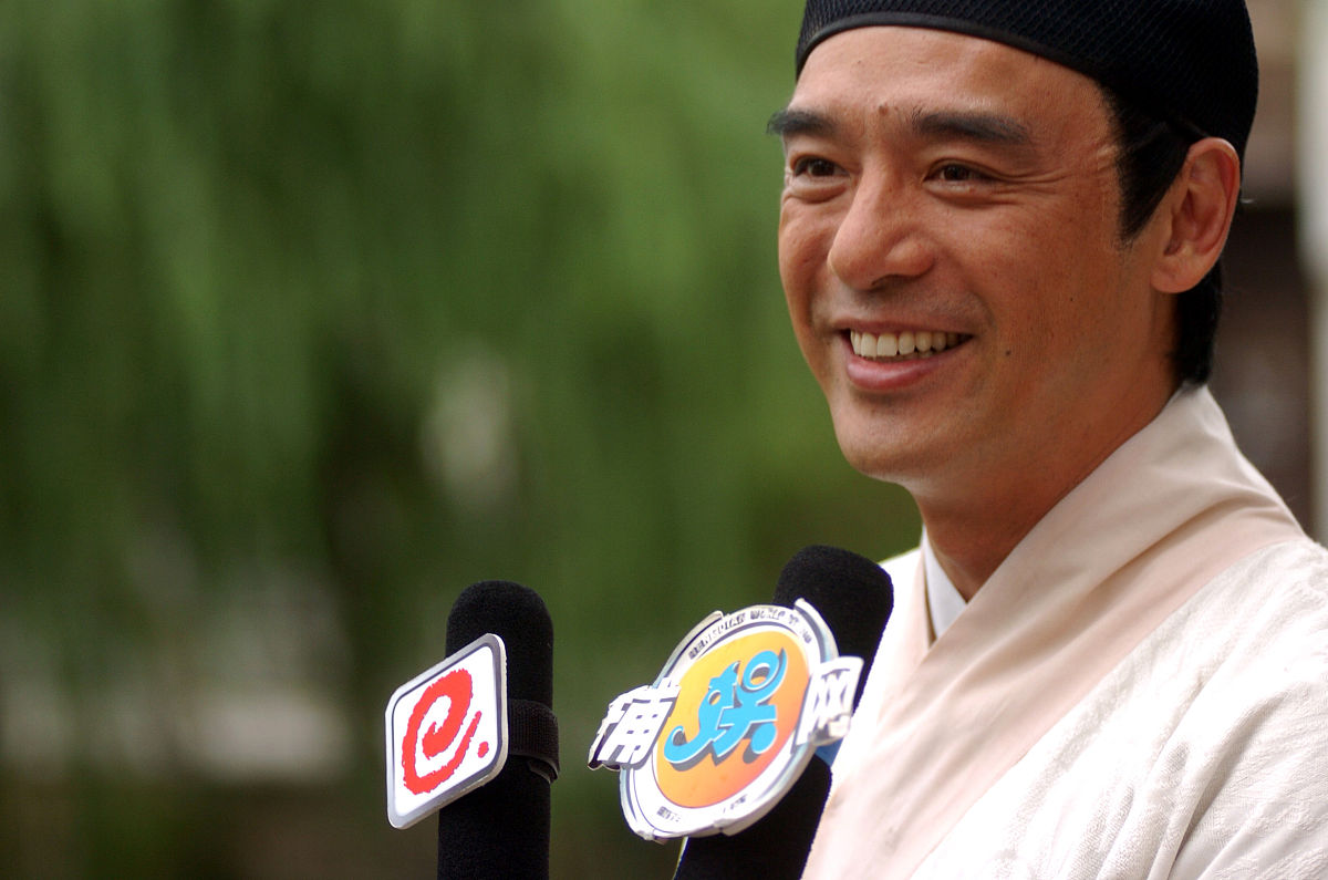 2005年9月22日,搞笑古装剧《飞上枝头的凤凰》近日在横店紧张拍摄.钟