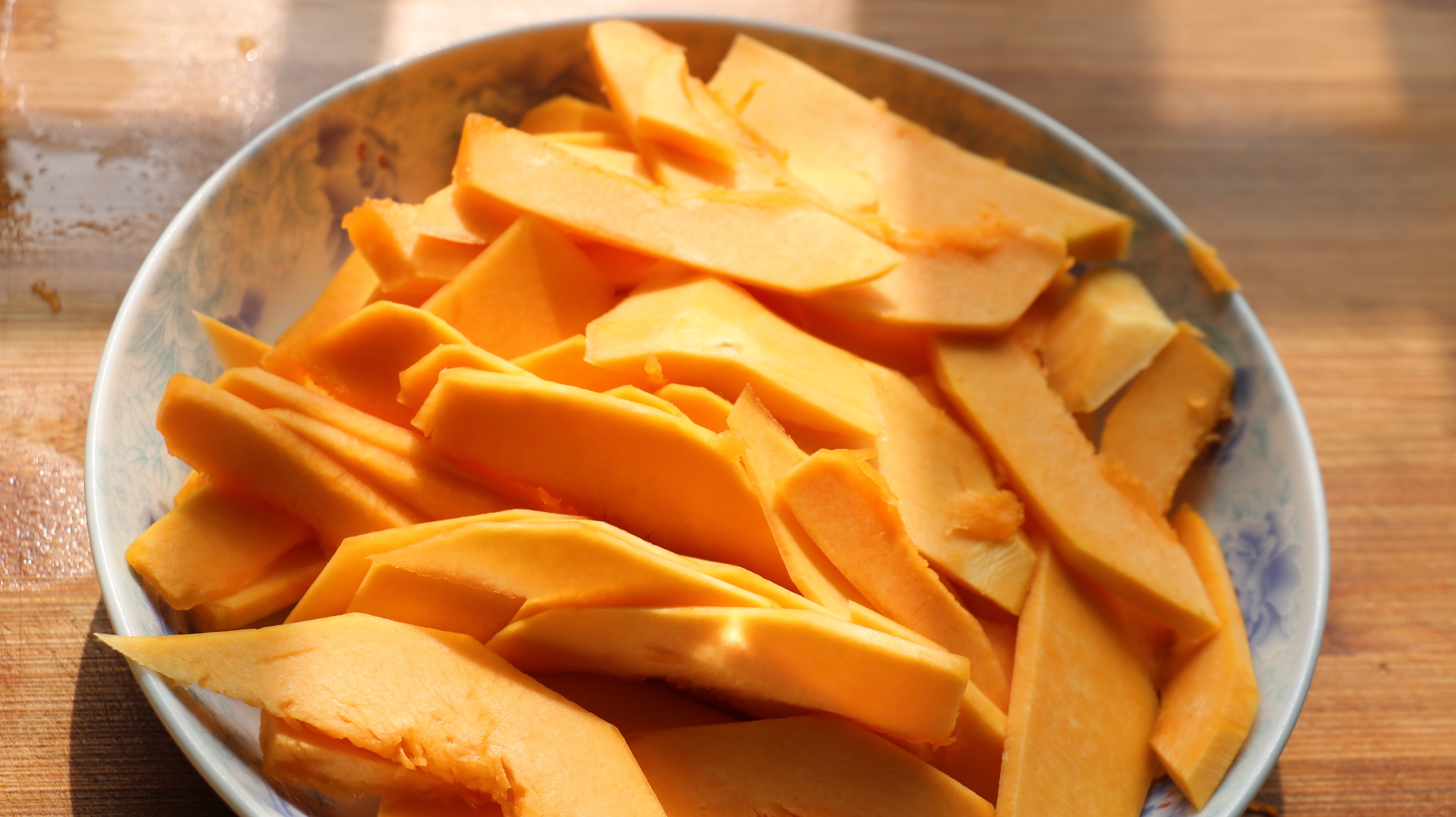 南瓜别再煮粥了,试试这样做,一揉一卷,香甜松软,女儿吃撑了