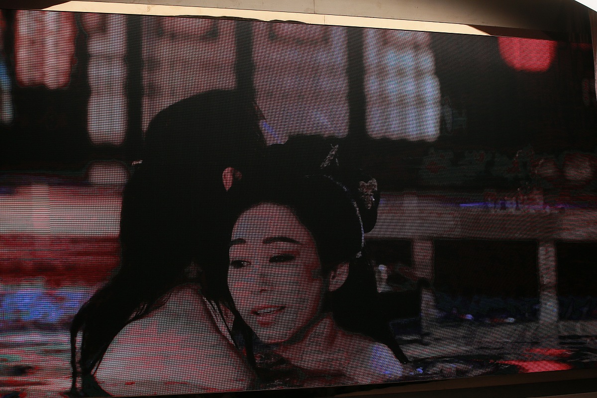 一个日本老电影村民捡来一个女人。那个女人经常突然就不动了。因此还被其他村民给欺负了。之后就经常有村民去他家欺负女人。