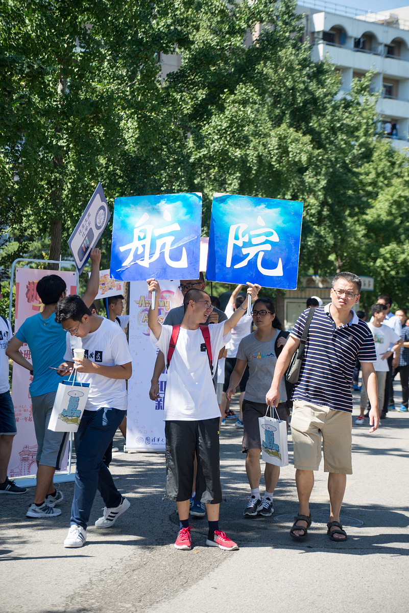 我是一位T恤经销商我想在大学里面举办一场迎新的活动将我们的应用拉新进行T恤售卖请帮我想一个主题及开展过程