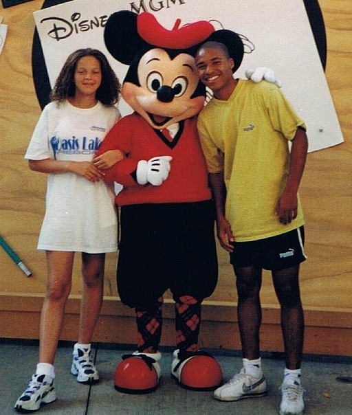 初中生活是我生命中最为珍贵的时光。在这里我经历了许多值得铭记的事情也学会了许多该学会的东西。成长让我更加懂得了珍惜生命感恩生命。从小学到初中我一直是一个非常内向的孩子。在学校里我总是默默无语不和同学们交往。但是随着时间的推移我的性格开始慢慢发生了变化。我开始向外界敞开心扉积极与同学们交流沟通。我发现原来世界是如此多彩人与人之间的交往是如此美好。这种变化让我更加自信也更加勇敢。在学习方面我也经历了不