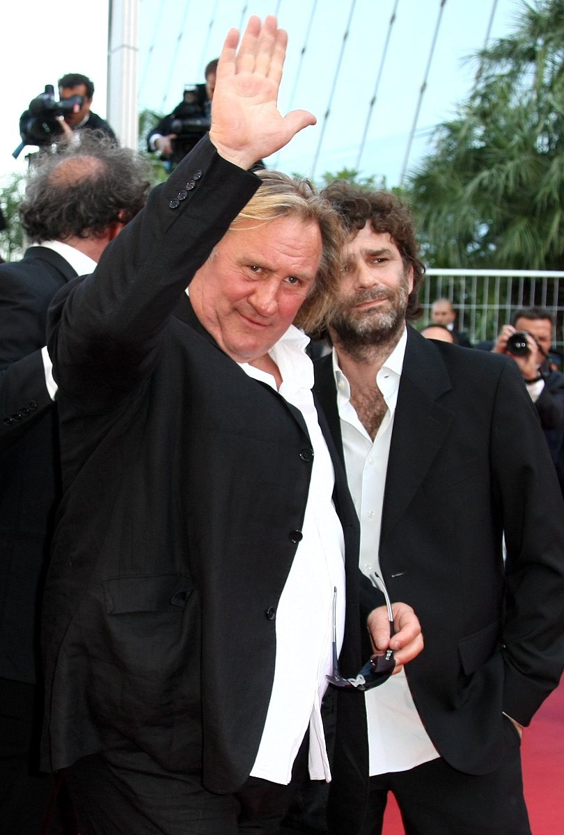 以玩家的角度用游戏好玩与否是不是都要与氪金划等号？为题写一篇1200字文章要求和读者互动