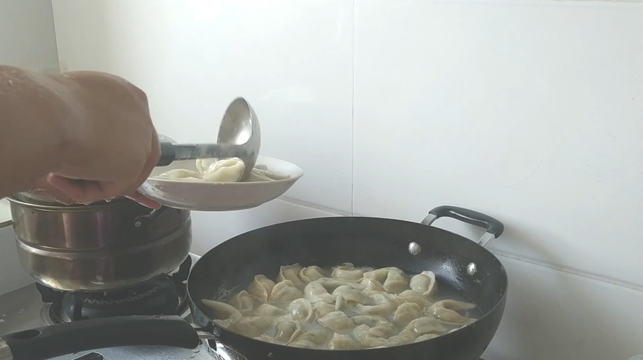 农村媳妇教你包饺子几个秘诀,这样做皮薄馅多,好看好吃
