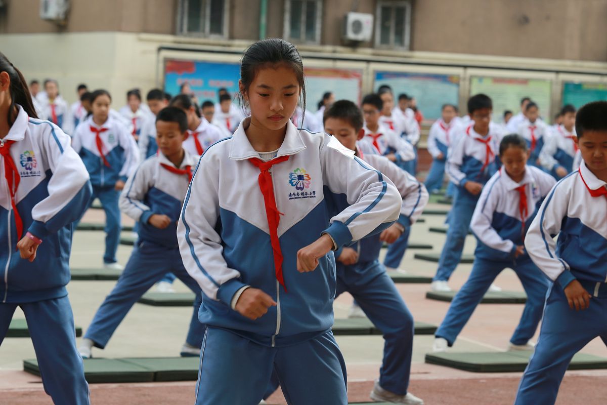 2017年10月19日,济南.小学生正在练习"戏曲操".