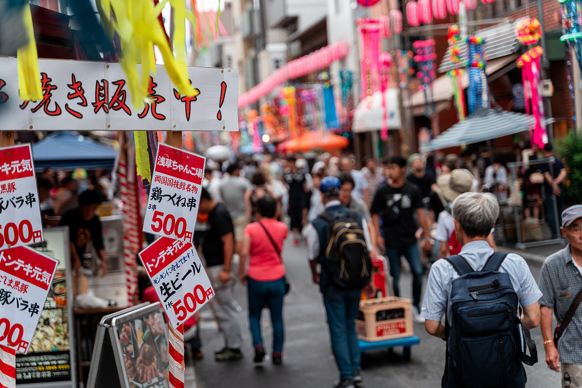 当地时间2019年7月6日,日本东京,民众张灯结彩迎接令和元年首个日本七