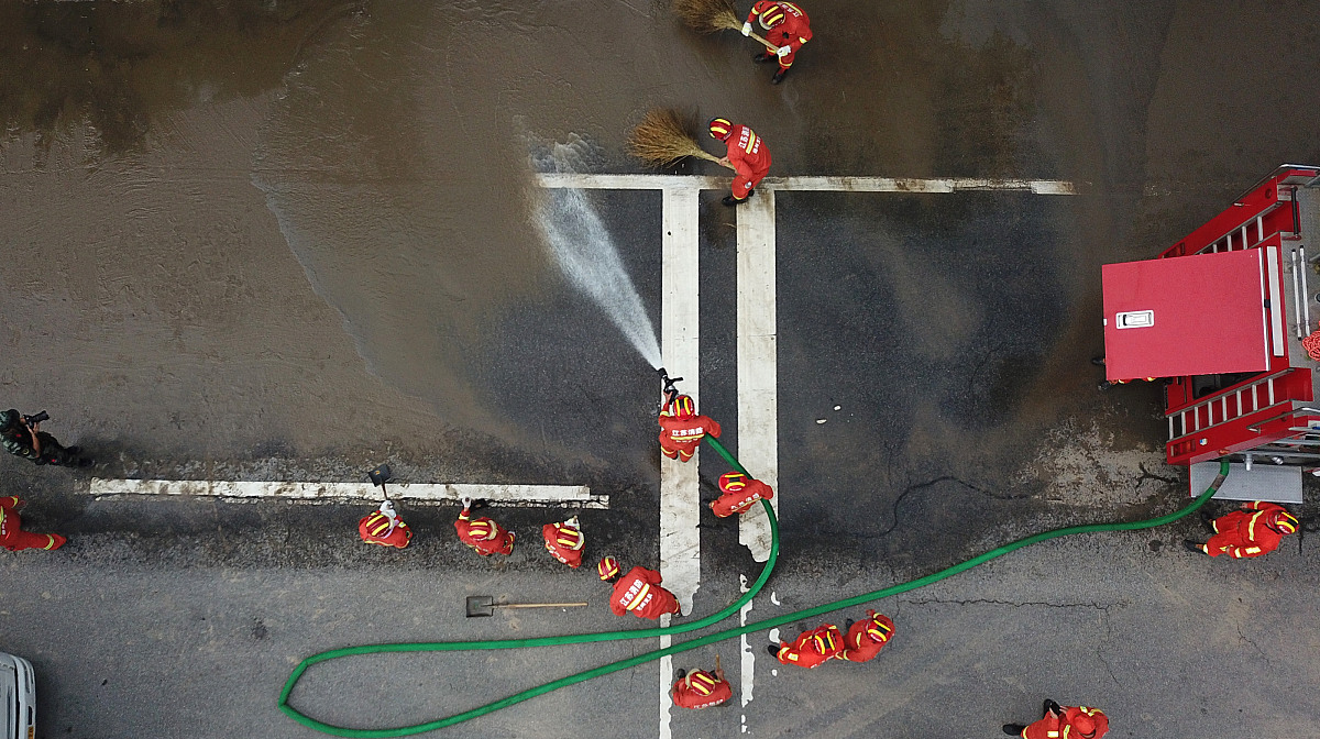 翻译
Blast nozzles shall be bonded and grounded to prevent the buildup of static charges.