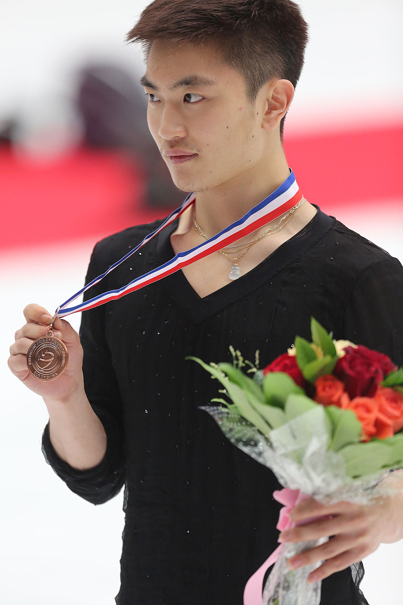 证明：14场比赛中至少有6场包含12个不同选手