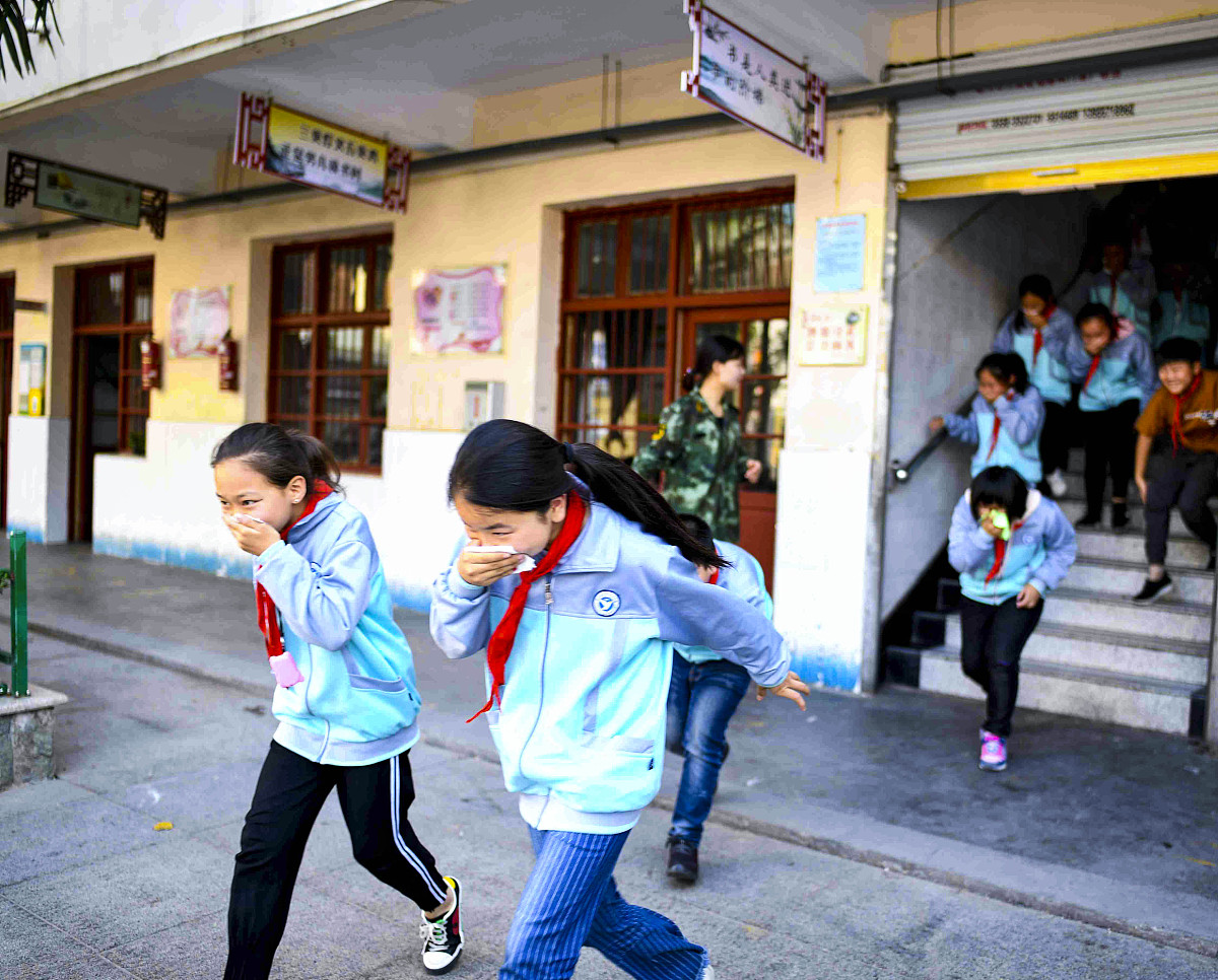 请描述小学女生在上厕所时的情形