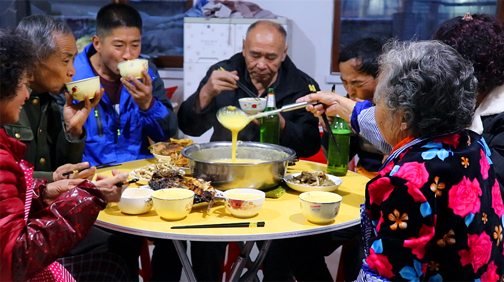 东北人最爱喝的小碴子粥,铁锅炖鱼配咸菜,7个人2盆差点没够喝
