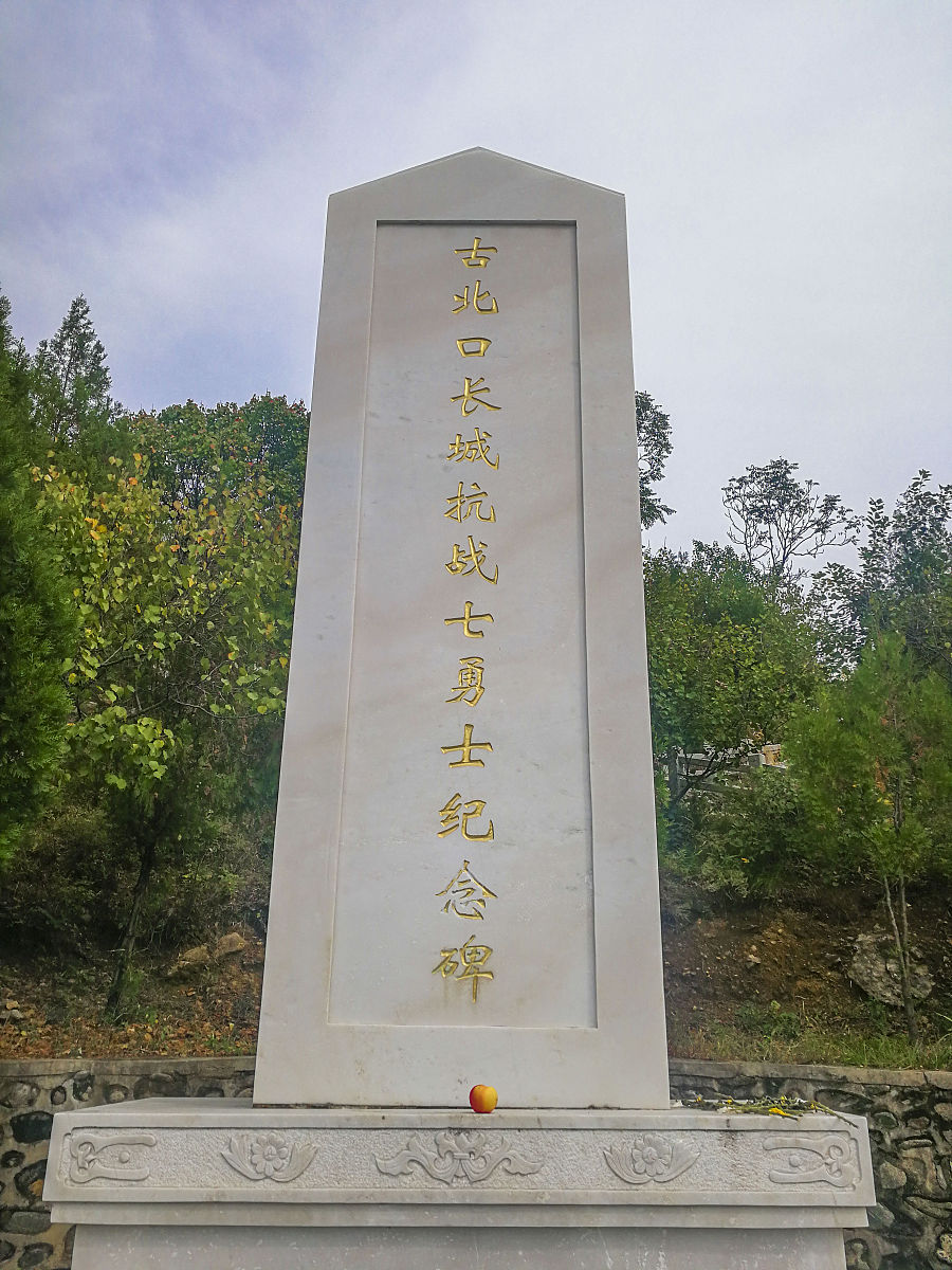 你好我需要重写一篇文章故事情节不变改变语言和用词2022年贵州一位姓雷的女士在给母亲扫墓时她发现母亲墓旁的一座坟墓常年为人问津显得分外凄凉。见此情景她有些于心不忍于是雷女士出于好心在临走的时候将这座坟墓打扫了一番没想到正是这个善意之举却误打误撞使得一段沉寂了多年的抗日英雄事迹重新回到了大众的视野。我们先将时间聚焦到2022年3月13日今天正是雷女士母亲的忌日她这天早早地来到了母亲的墓前祭拜祭拜完成