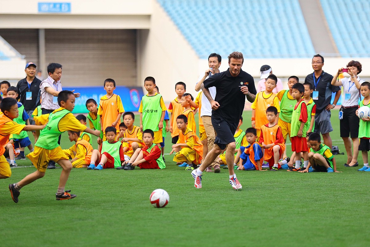 2013年6月18日,江苏南京,2013贝克汉姆中国行次日,小贝现身奥体中心与