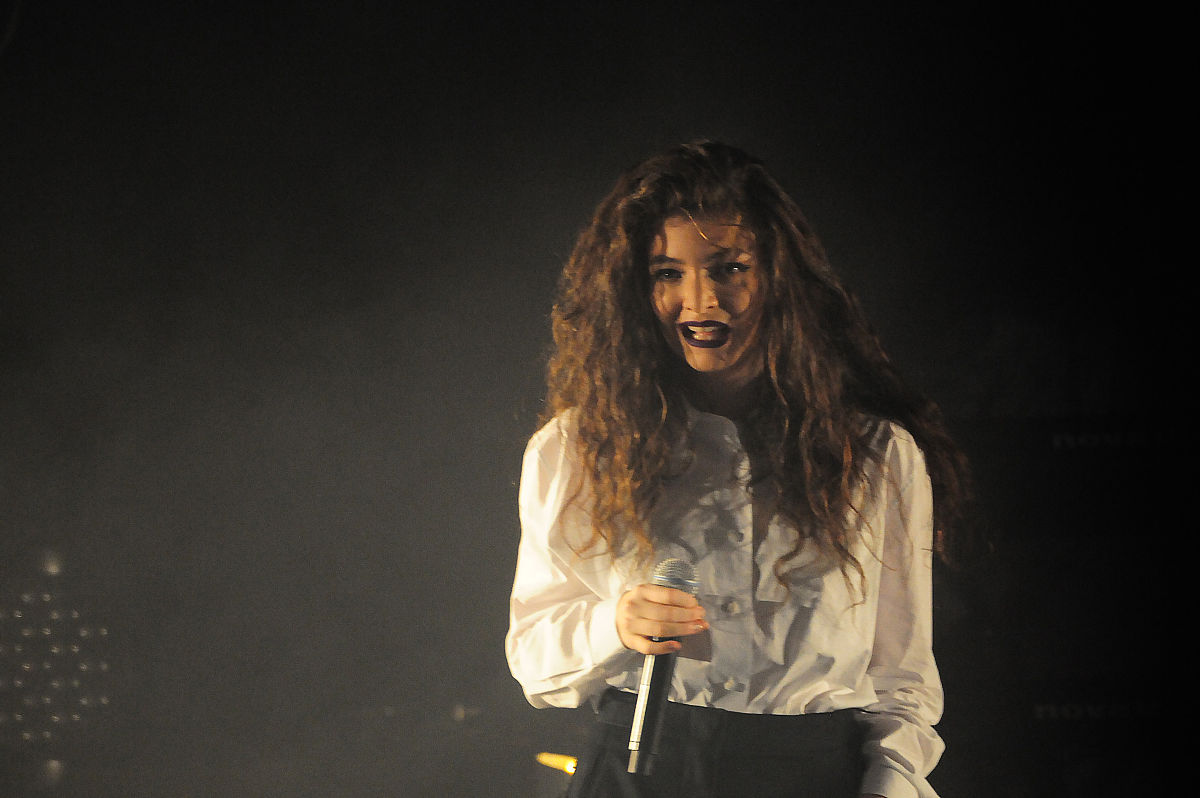 Lorde 的 'Team' 歌词解析：青春、独立与寻找归属