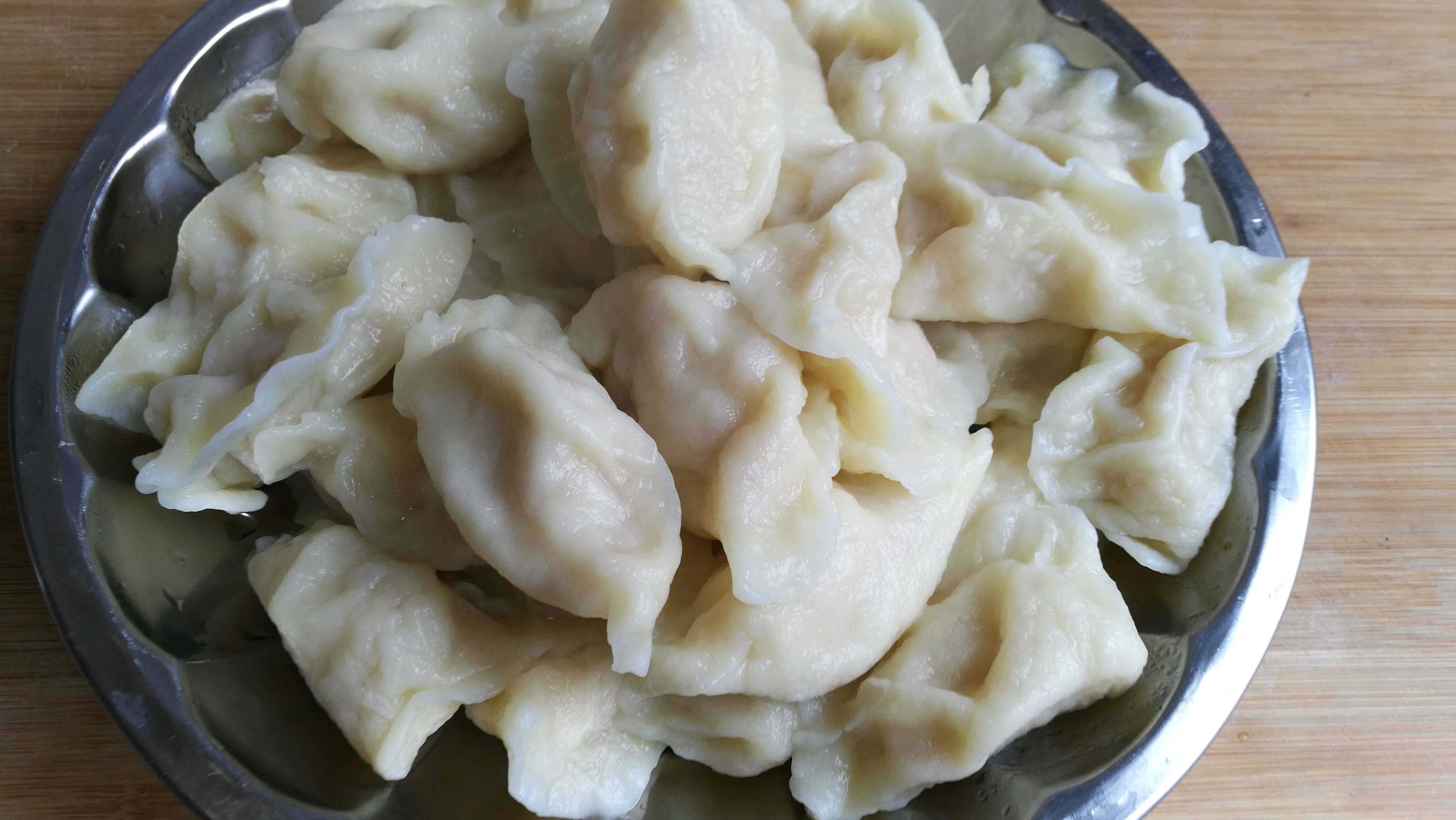 刮油的好美食,酸菜馅饺子,夏天吃最好,一点不油腻,酸爽好吃
