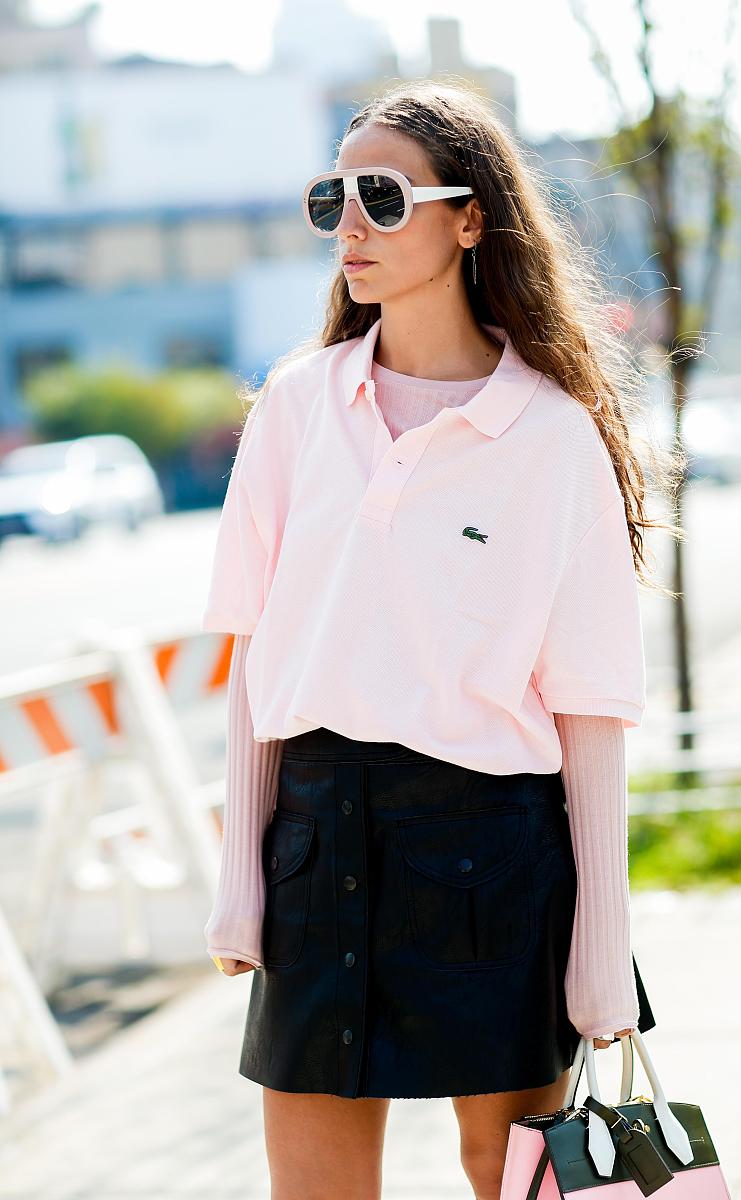 帮我撰写一篇夏天随性户外的氛围感美文以描述服装细节为主题服装类型：简洁白色翻领衬衣搭配灰色开衫马甲、休闲格子随性T恤穿搭、假两件套蓝色碰撞白色的运动套装